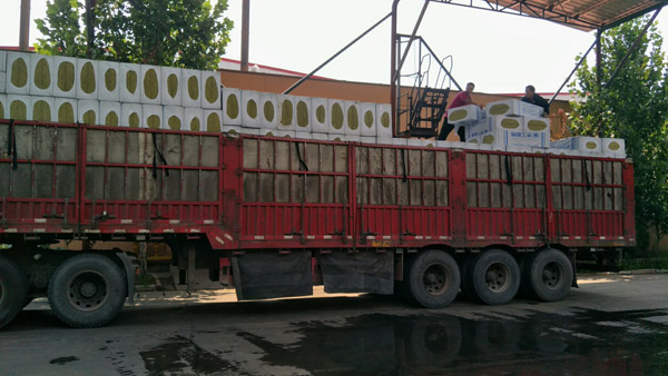 巖棉板發(fā)貨現(xiàn)場